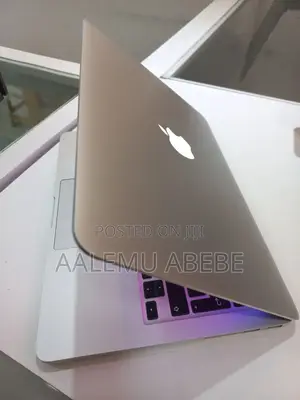 New Laptop Apple MacBook Pro 2017 8GB Intel Core I7 SSD 256GB