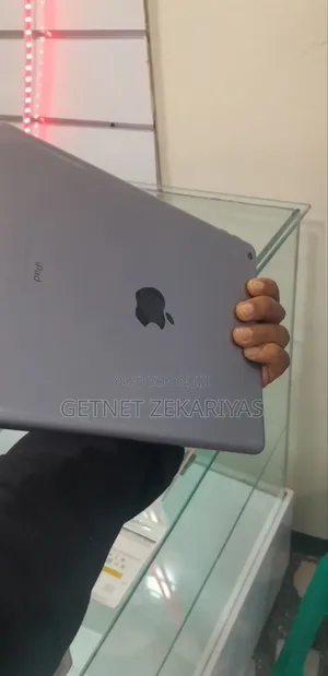 New Apple iPad 9.7 128 GB