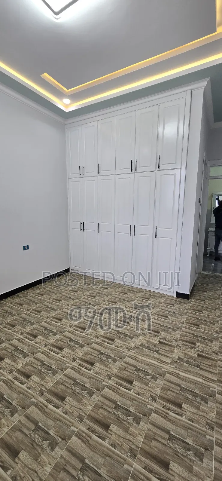 Furnished 5bdrm Villa in አያት በዘመናዊ መልኩ የተሠራ, Bole for sale