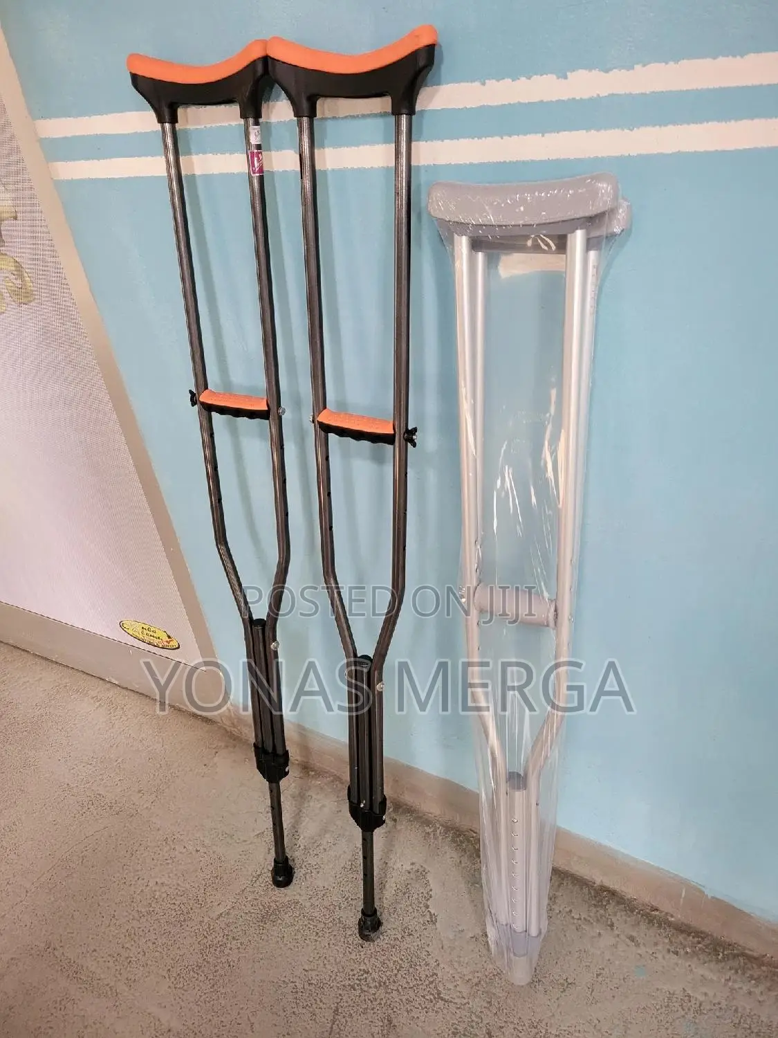 Crutches With Soft Underarm and Hand Grip Pads for Walking