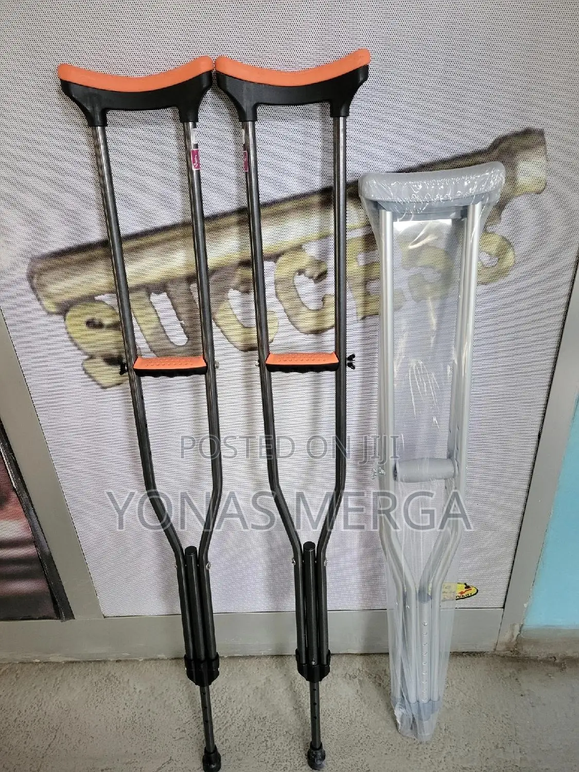 Underarm Crutches Are Made of High-Quality Aluminum Alloy