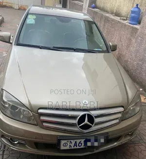 Mercedes-Benz C200 2009 Gold