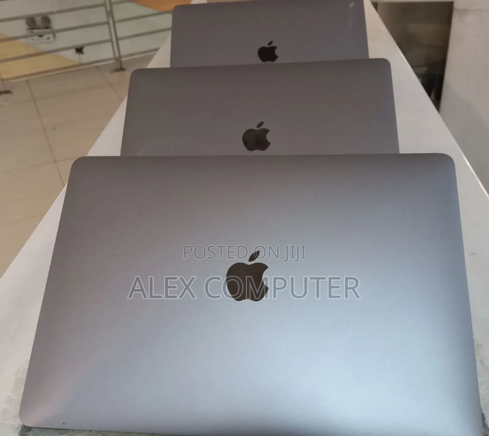 New Laptop Apple MacBook Pro 2017 8GB Intel Core I5 SSD 256GB