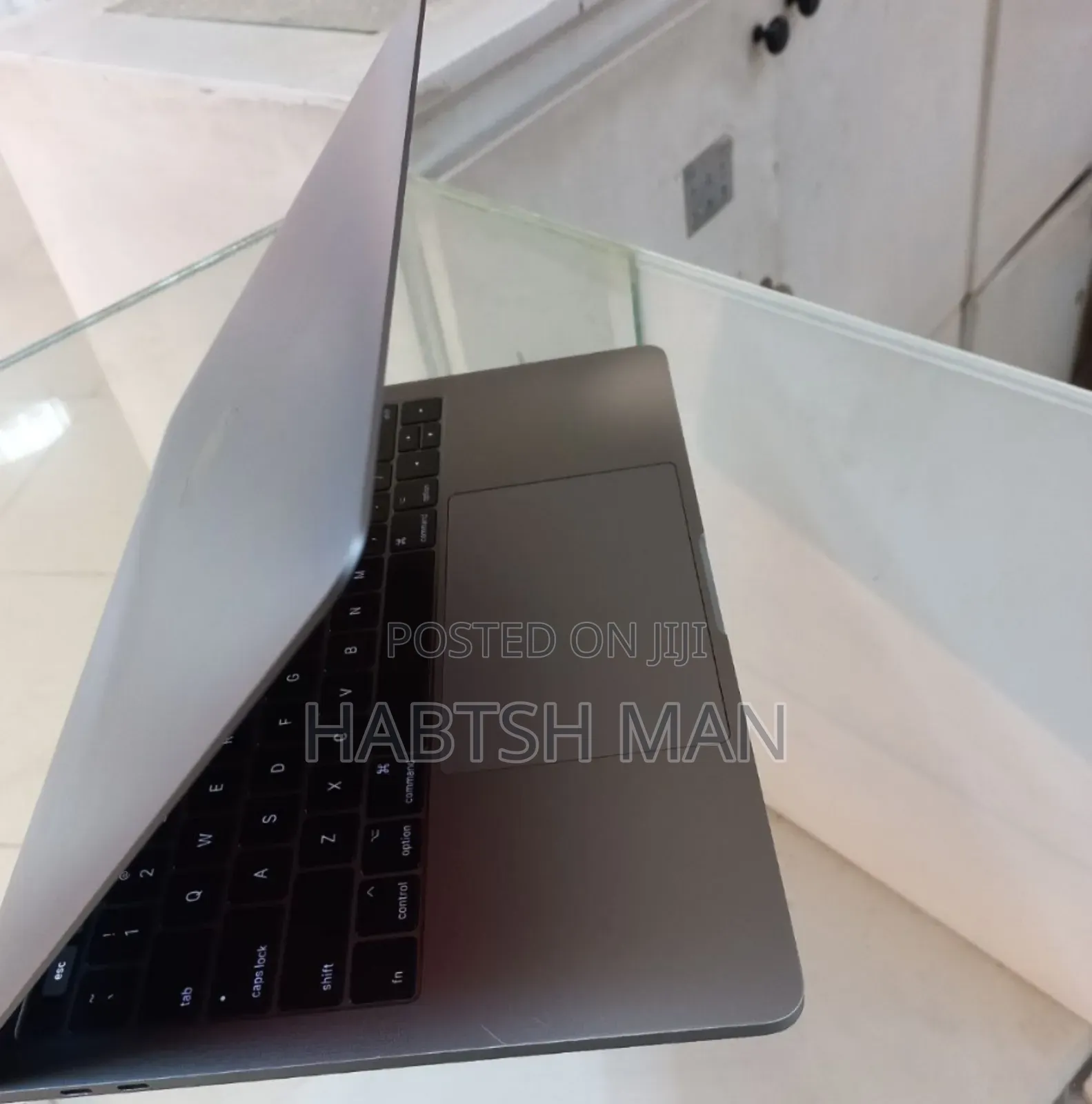 New Laptop Apple MacBook Pro 2017 8GB Intel Core I5 SSD 256GB