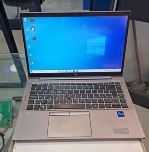 New Laptop HP ZBook Firefly G8 16GB Intel Core I7 SSD 512GB