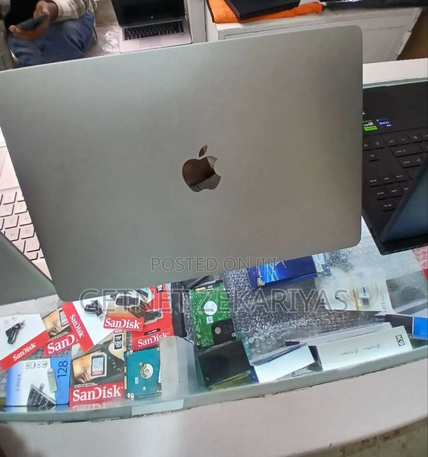 New Laptop Apple MacBook Air 2023 M2 8GB Apple M1 SSD 256GB