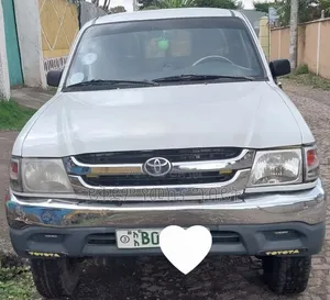 Toyota Hilux 2004 White