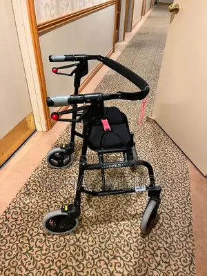 WALKERS TRANSPORT CHAIRS/Walkers and Rollators in Store