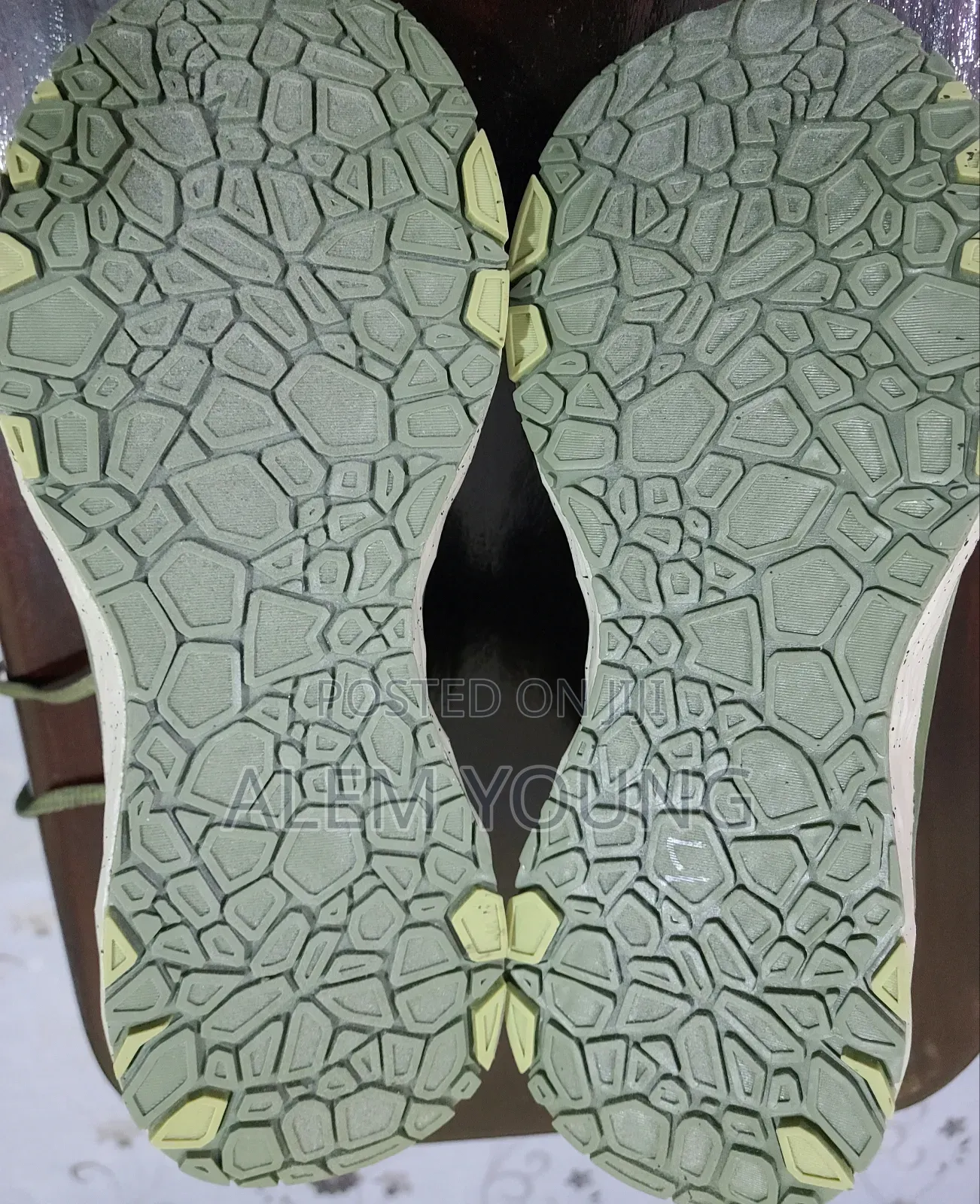 ለጤና ተስማሚ ክብደት የሌለው ጠንካራ ጫማ