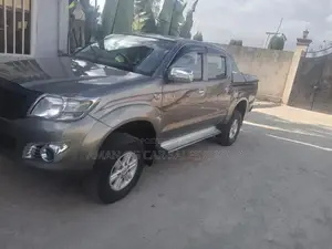 Toyota Hilux 2012 Gray