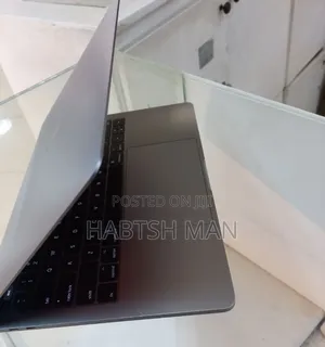 New Laptop Apple MacBook Pro 2017 8GB Intel Core i5 SSD 256GB