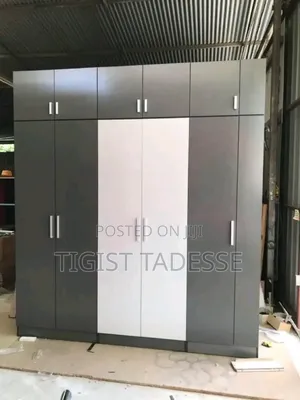 የግድግዳ ቁም ሳጥን በካሬ 17,000