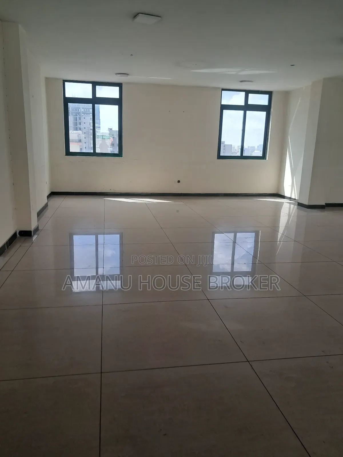 የሚከራይ 500sqm ህንፃ ስር ለሾ ሩም እና ለካፌ የሚሆን