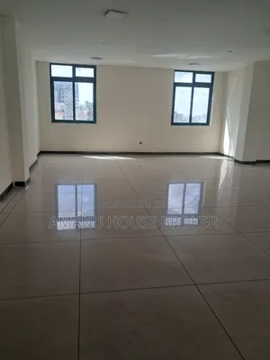 የሚከራይ 500sqm ህንፃ ስር ለሾ ሩም እና ለካፌ የሚሆን