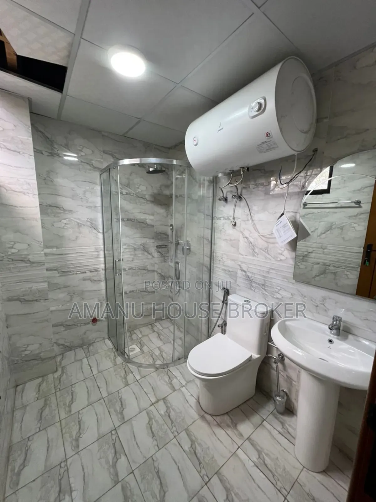 የሚከራይ 500sqm ህንፃ ስር ለሾ ሩም እና ለካፌ የሚሆን