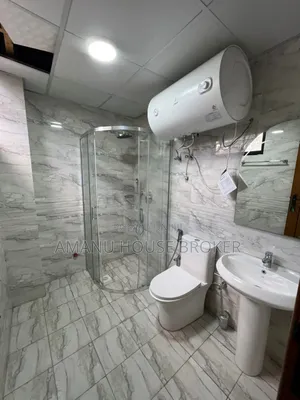 የሚከራይ 500sqm ህንፃ ስር ለሾ ሩም እና ለካፌ የሚሆን