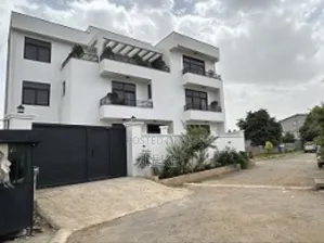 5bdrm House in Yeka for rent