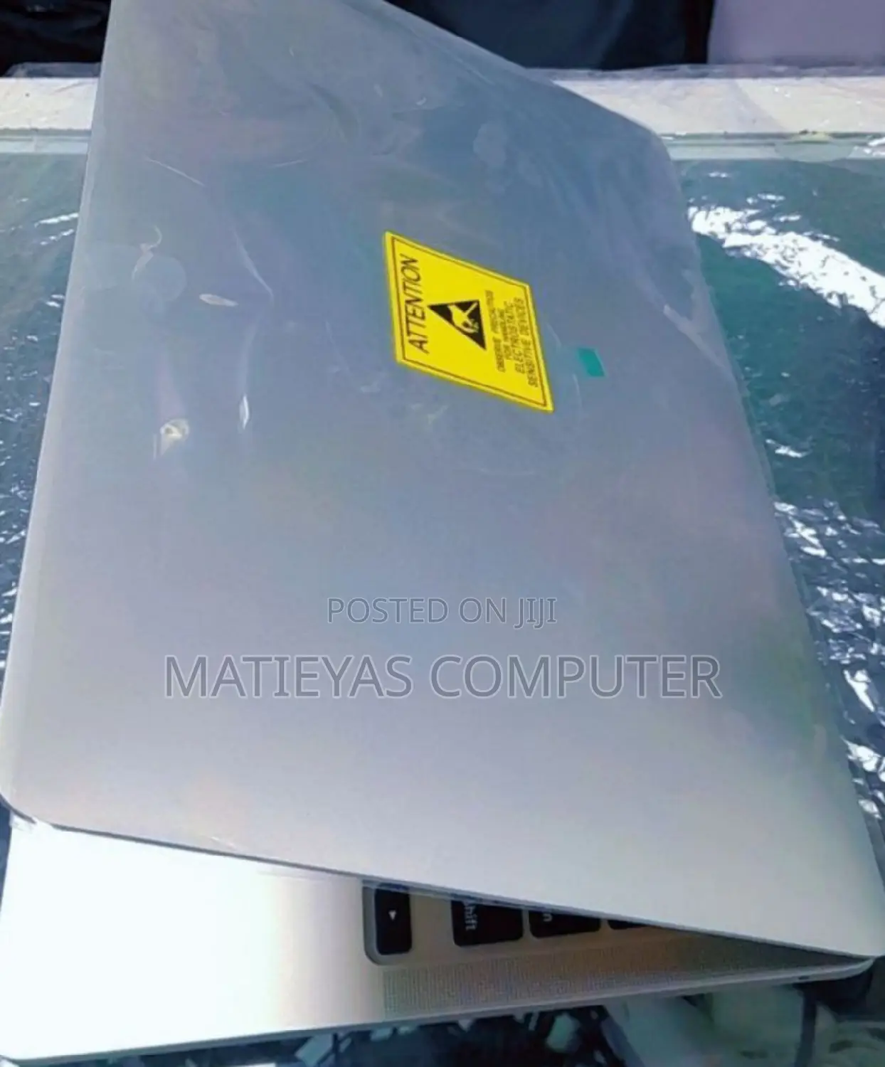 New Laptop Apple MacBook Pro 2022 M2 8GB Apple M2 SSD 512GB