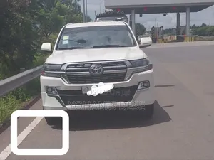 Toyota Land Cruiser 2011 White