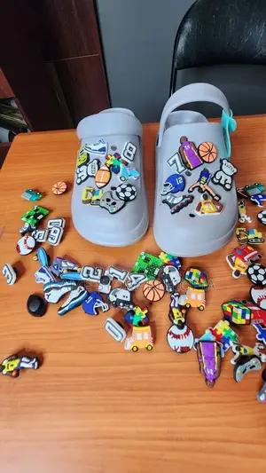 Customize Your Crocs ጫማዎን ወጣ ያለ ማድረግ ከፈለጉ እነዚ ስቲቸሮች ያስፈጋል!