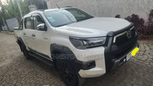 Toyota Hilux 2021 White