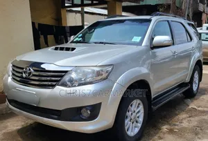 Toyota Fortuner 2.7 AWD 2012 Gold