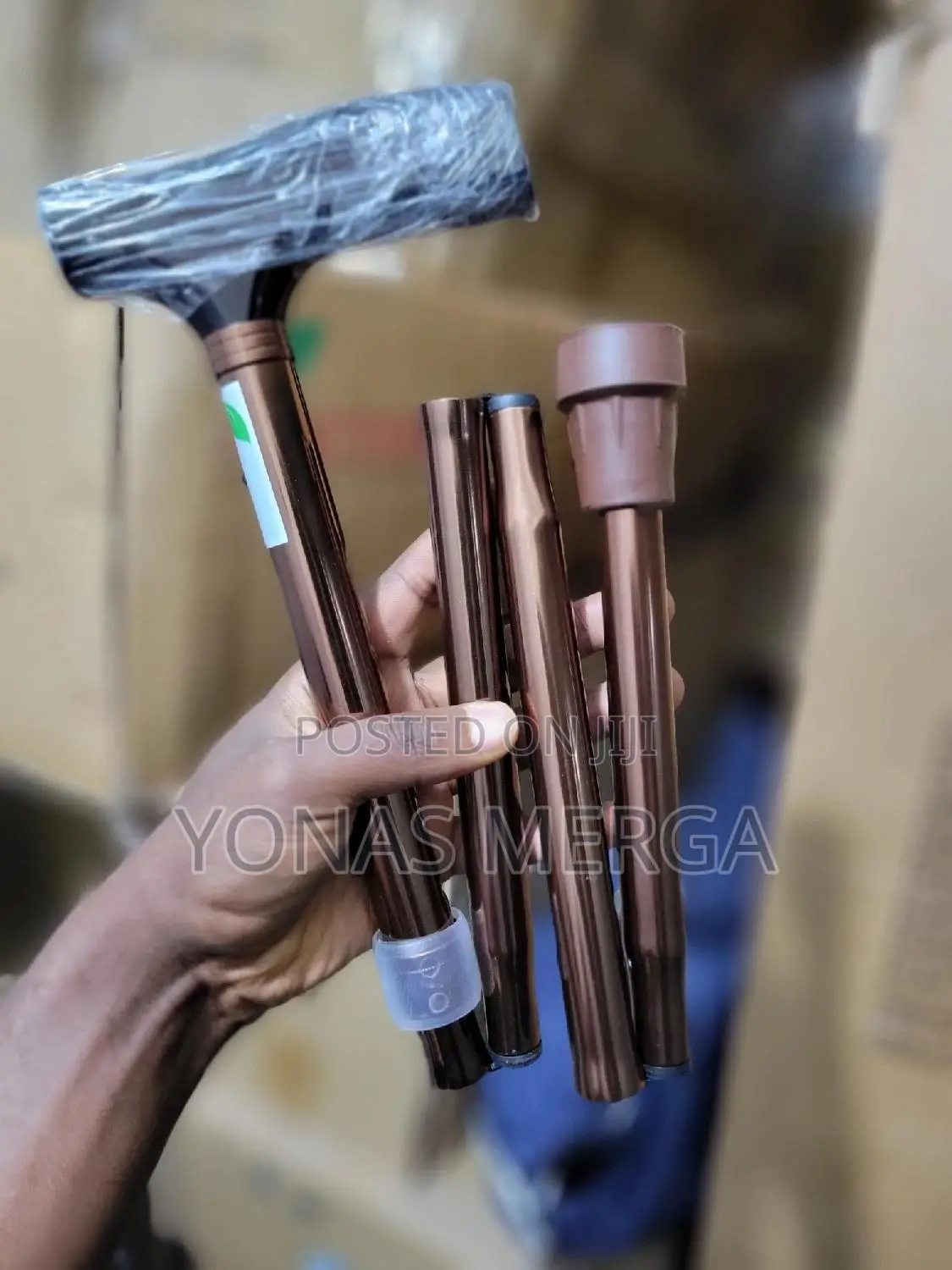 COMFORTABLE `` T '' HANDLE: Walking Stick肄easily Folds Down