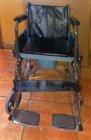 Round Bucket Shaped Commode Wheelchair極built-in Commodeoffer