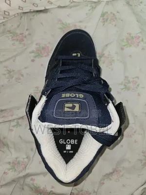 Globe Sneakers. Size 39. Unisex