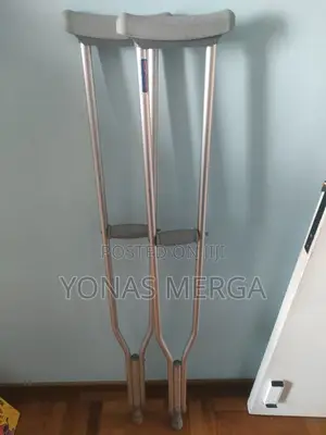 Crutches for the Disabled蜂broken Foot Climbing Using Crutche