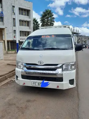 Toyota HiAce 2021 White