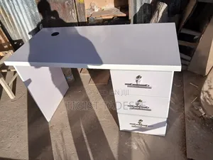 ኮምፒውተር ቴብል ለቢሮ የሚሆን ፀዳ ያለ ጠረጴዛ