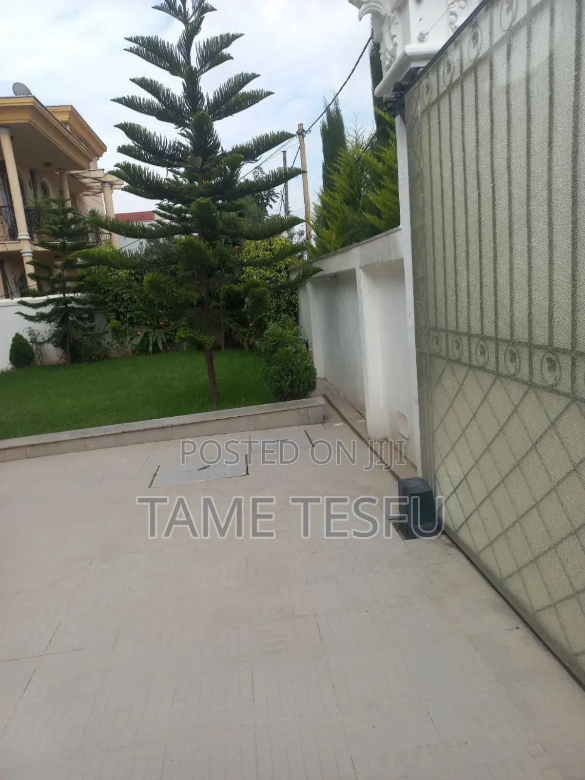 6bdrm House in Hayat Compound, Bole for sale