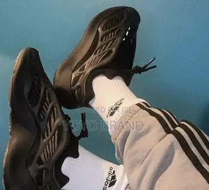 Adidas Yezzy 700 Vs
