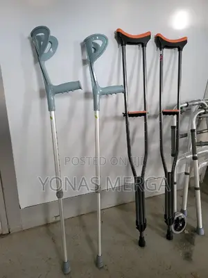 Women/
A Man Using Forearm Crutches፮駄crunch{}∆Cranch