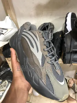 Adidas Yeezy 700 V2