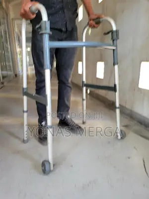 Aluminium Grey Walker銜the Front Leg of the Walker Have Wheel