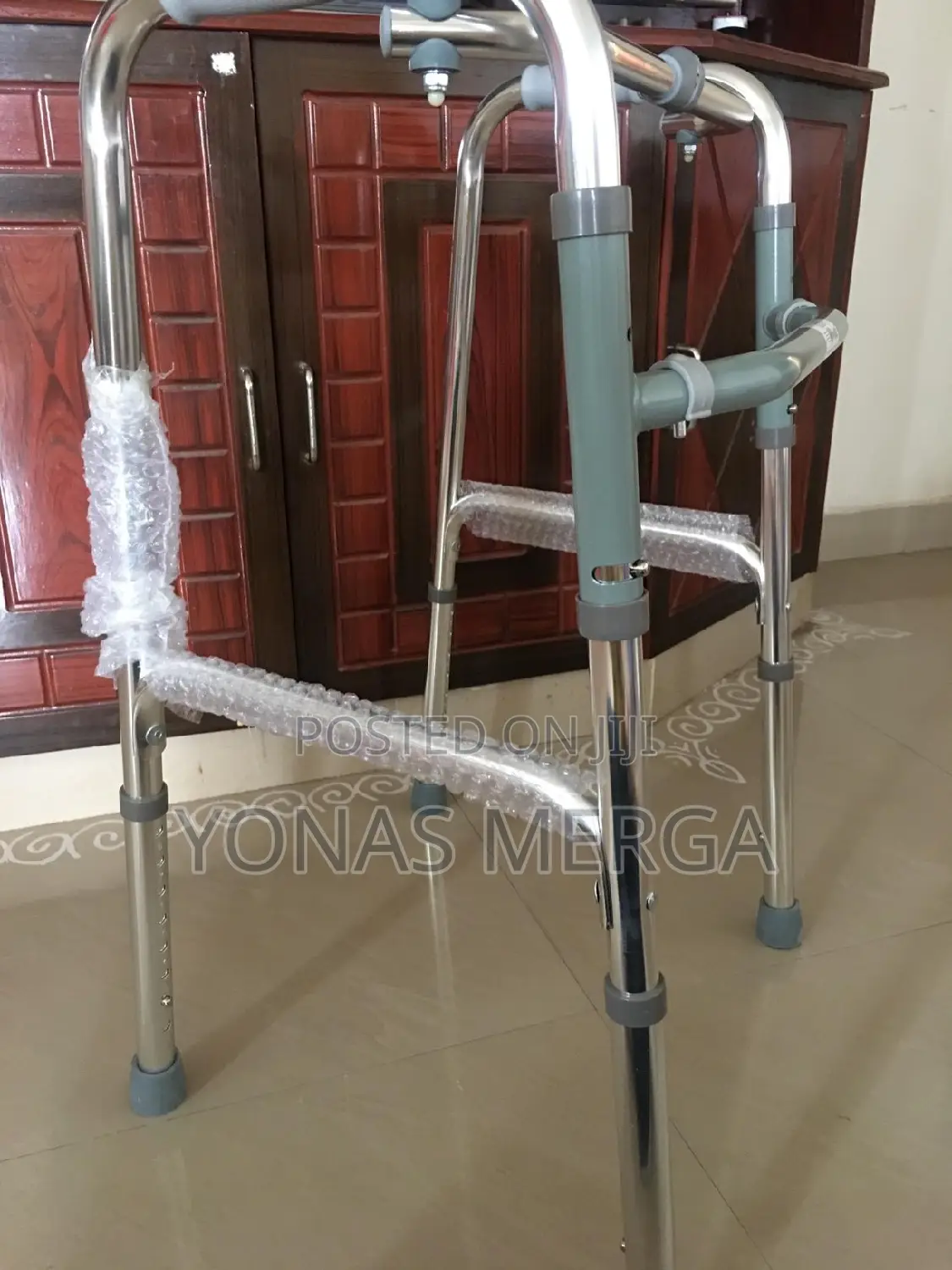 Walker Pivots on Its Two Front Legs፭坤without Wheel Walker