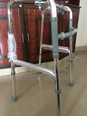 Walker Pivots on Its Two Front Legs፭坤without Wheel Walker
