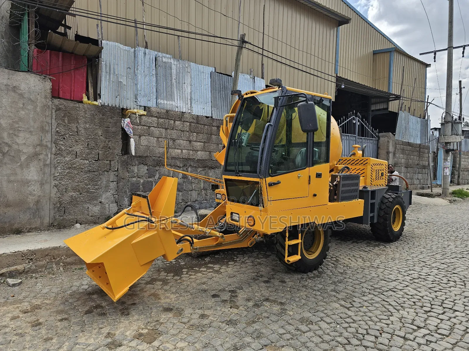 Self Loading Concrete Mixer