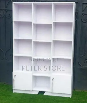 Shelf በ Laminated MDF