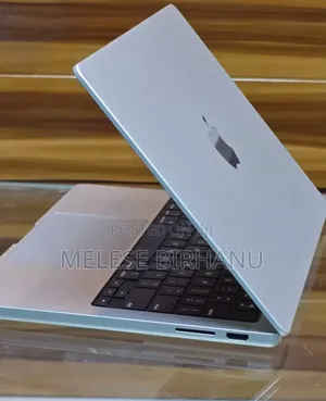 New Laptop Apple MacBook 8GB Apple M3 SSD 512GB