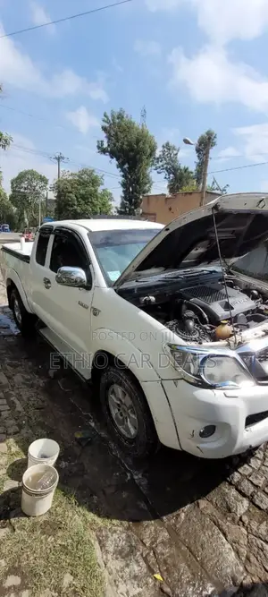 Toyota Hilux 2010 White