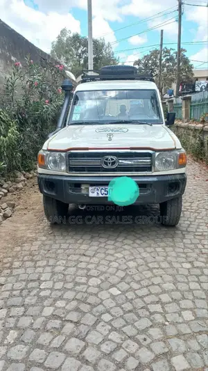 Toyota Land Cruiser 2012 White