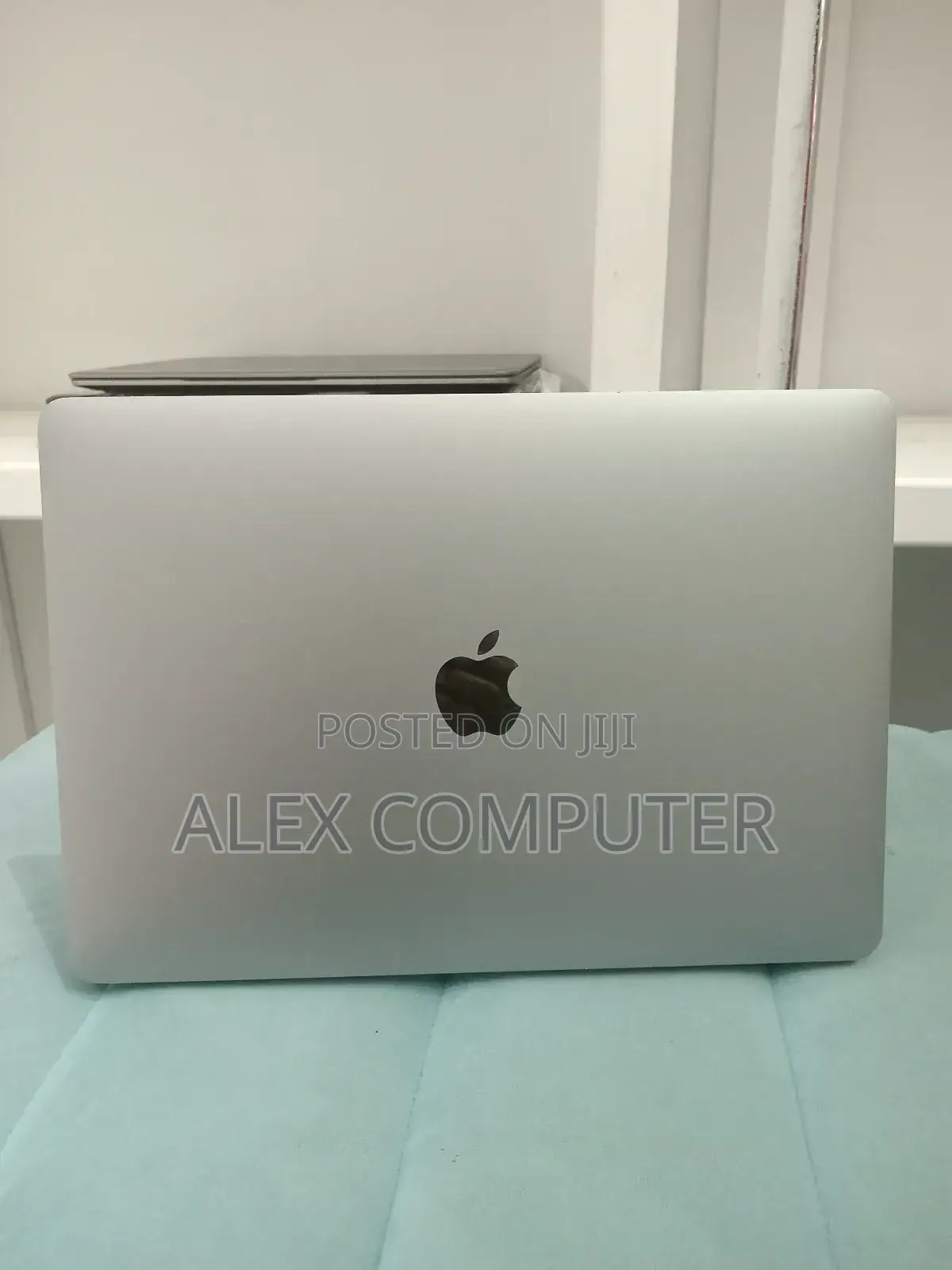 New Laptop Apple MacBook Pro 2022 M2 16GB Apple M2 SSD 256GB
