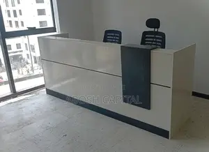 {የእንግዳ መቀበያ ጠረጴዛ }