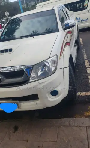 Toyota Hilux 2011 White