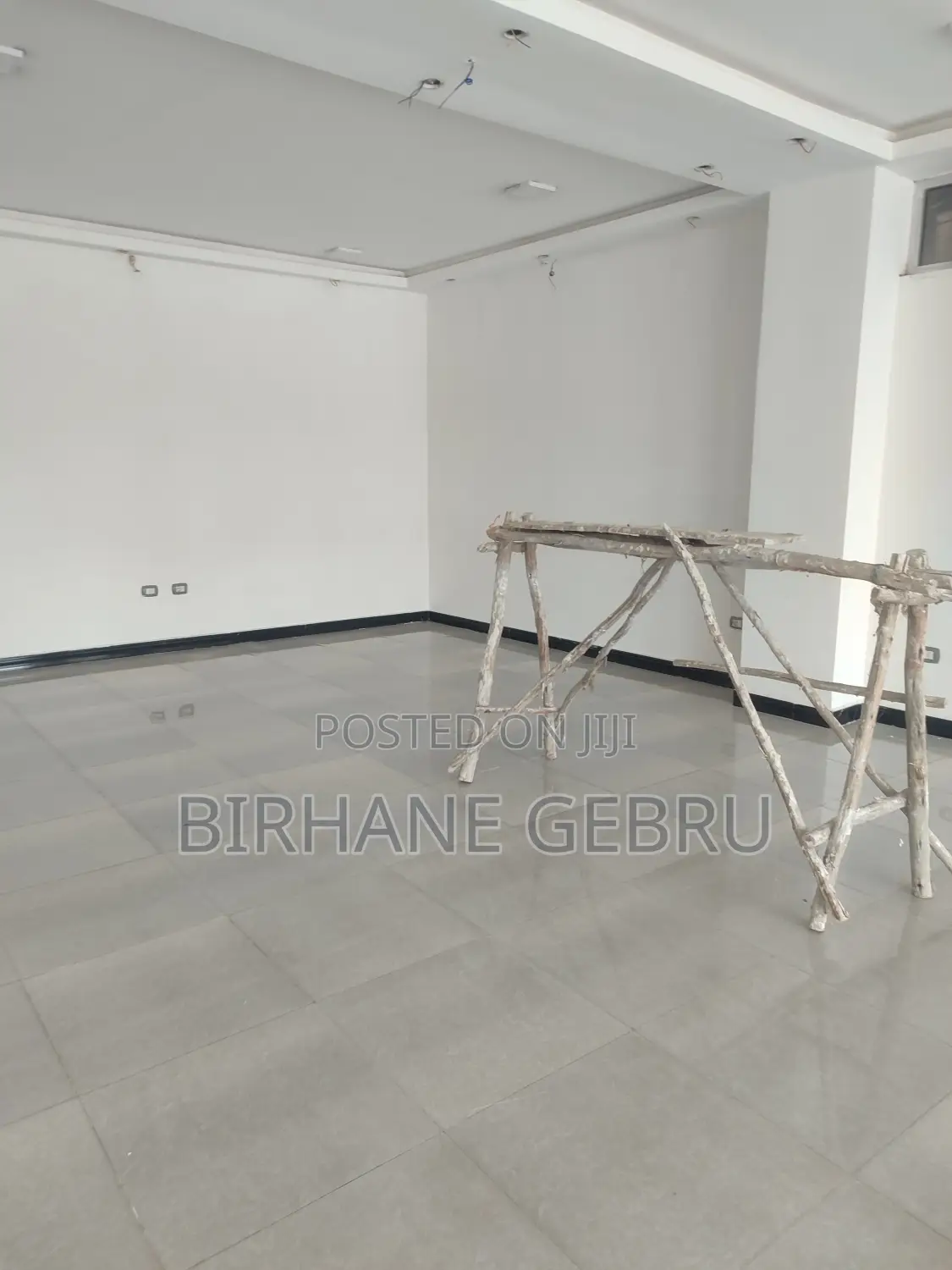 Luxury Complex Aparttiment Rent for Cafe Burger Resturant
