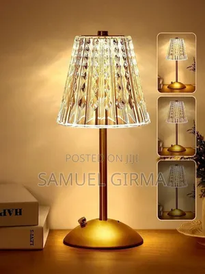 3 አይነት የብርሀን ቀለም አማራጭ ያለው Crystal Table Lamp