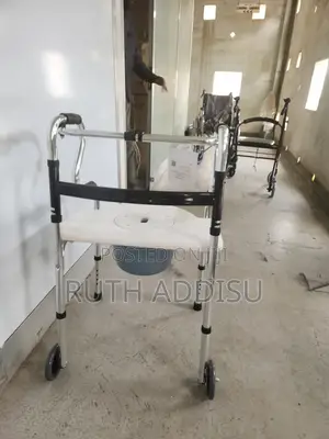 Commode Chair With Walker Foldable Removable Popo並不commode